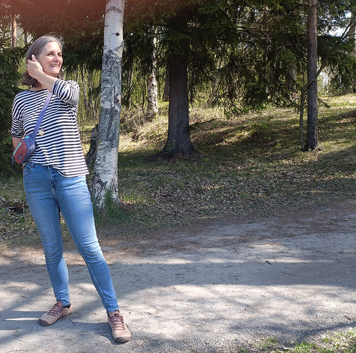 Taiteilija Lucia Horňáková Černayová kuvattuna ulkona kesällä.